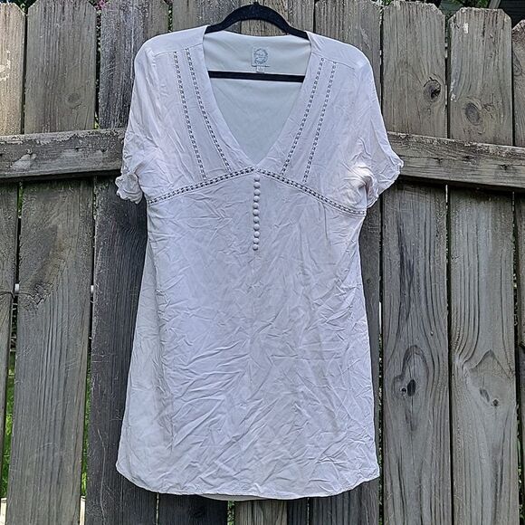 White mini dress with lace and button - Picture 1 of 3